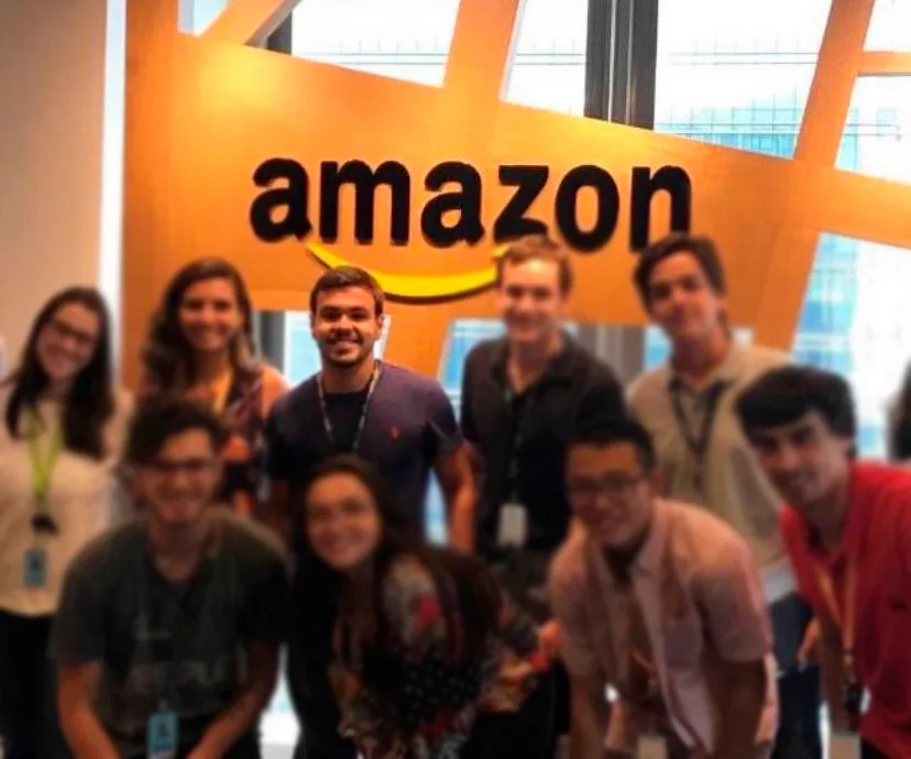 Marcos Borges com o time de estágio no escritório da Amazon